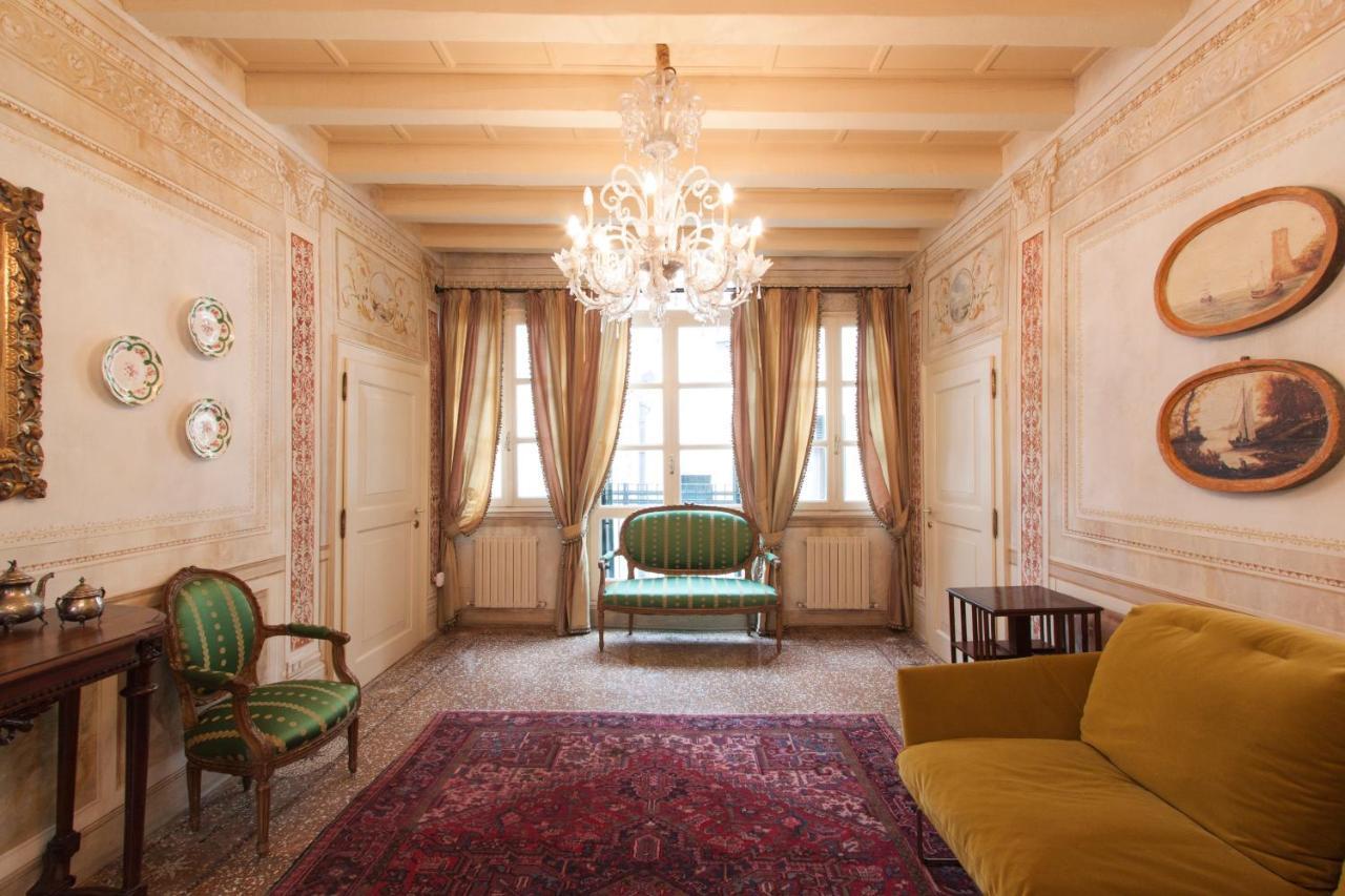 Explore Venice From A Sophisticated Hideaway In San Polo Exteriör bild