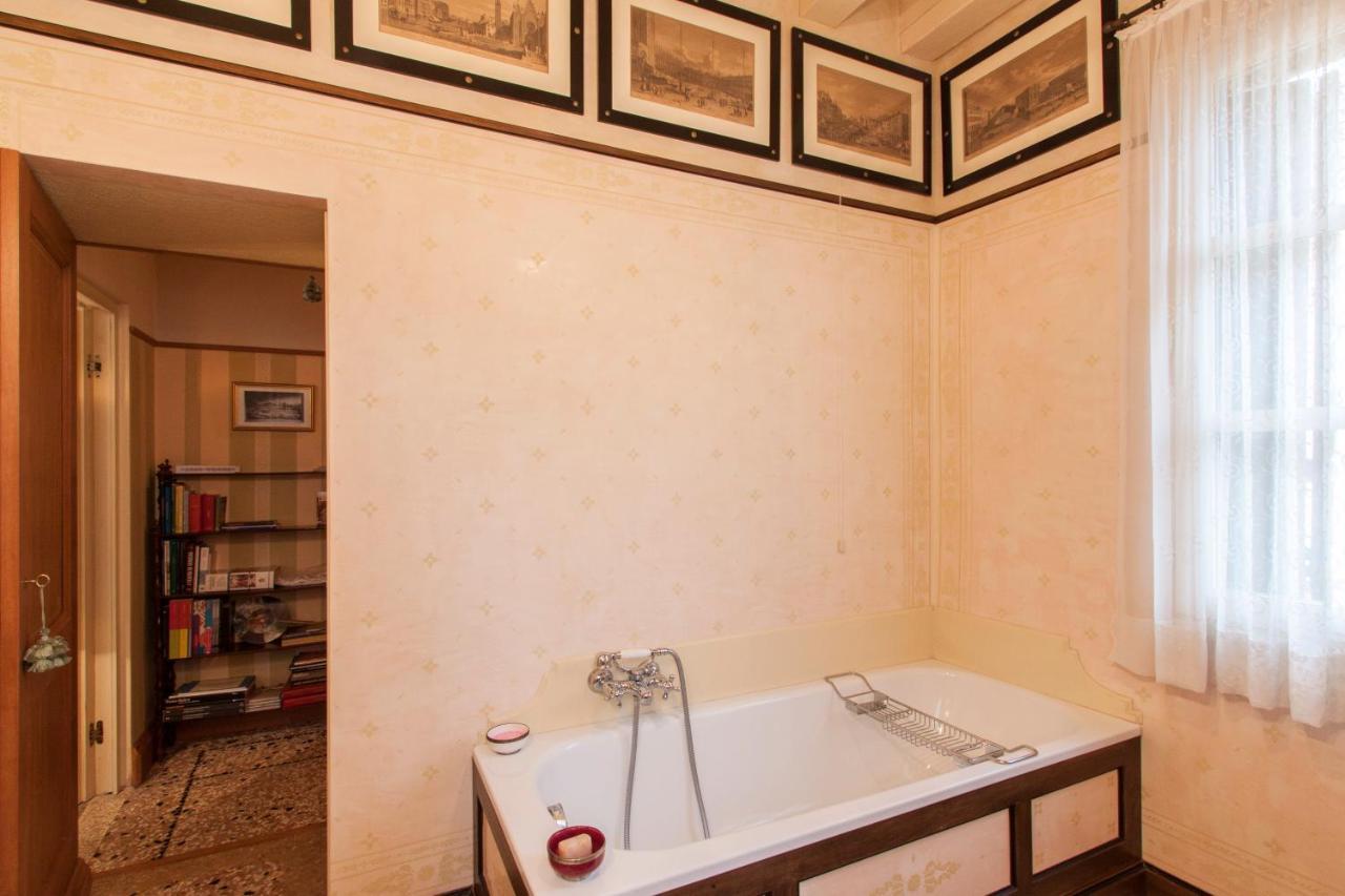 Explore Venice From A Sophisticated Hideaway In San Polo Exteriör bild