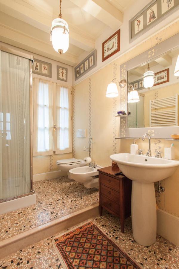 Explore Venice From A Sophisticated Hideaway In San Polo Exteriör bild