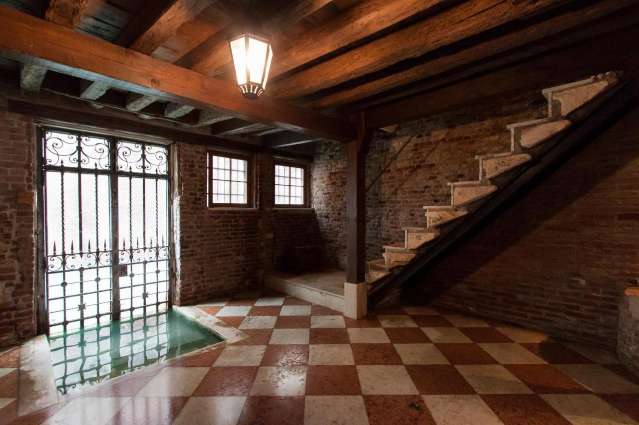 Explore Venice From A Sophisticated Hideaway In San Polo Exteriör bild