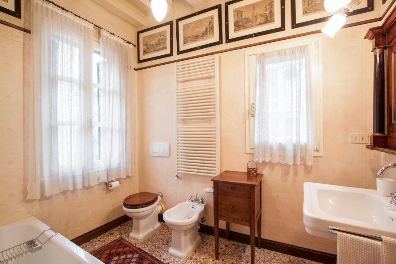 Explore Venice From A Sophisticated Hideaway In San Polo Exteriör bild