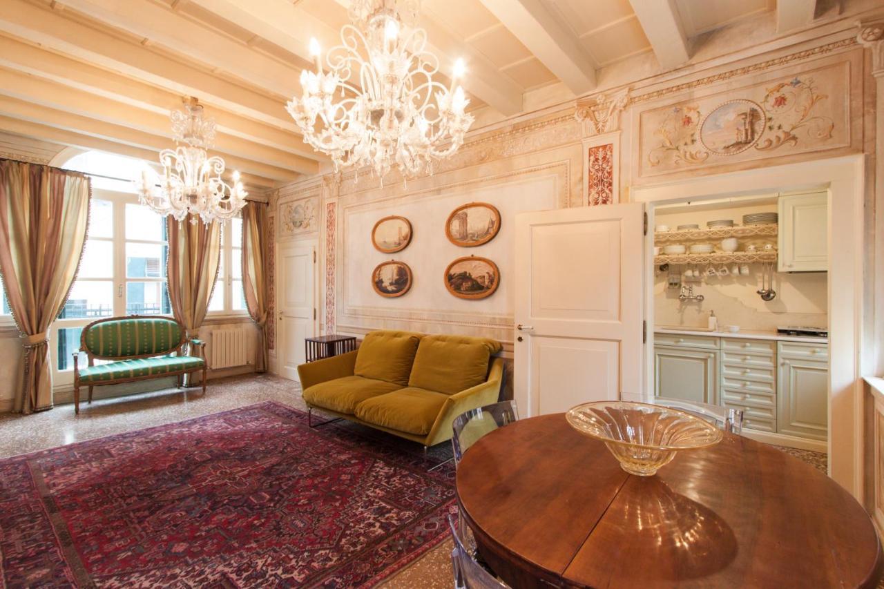 Explore Venice From A Sophisticated Hideaway In San Polo Exteriör bild