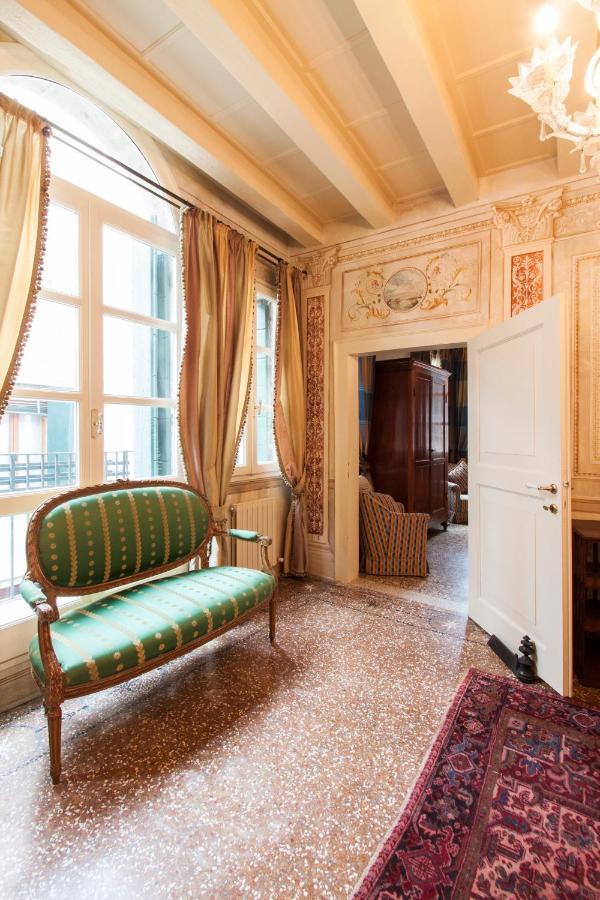 Explore Venice From A Sophisticated Hideaway In San Polo Exteriör bild